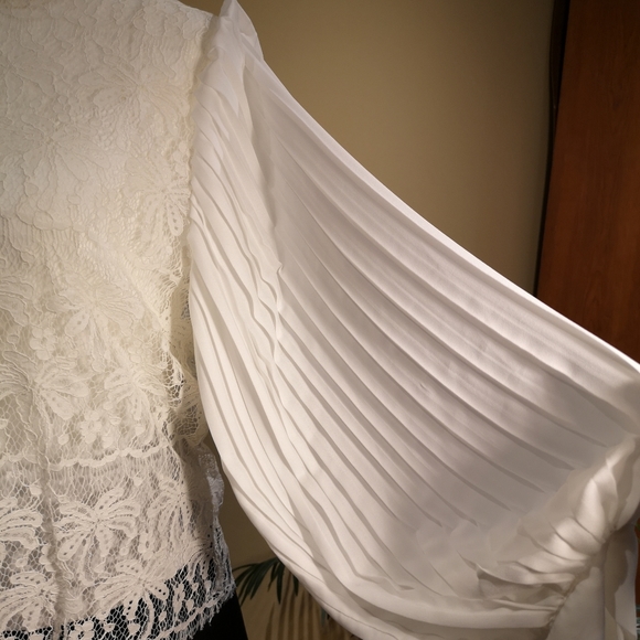 Lace blouse with pleated balloon sleeve. Size small - Picture 5 of 5